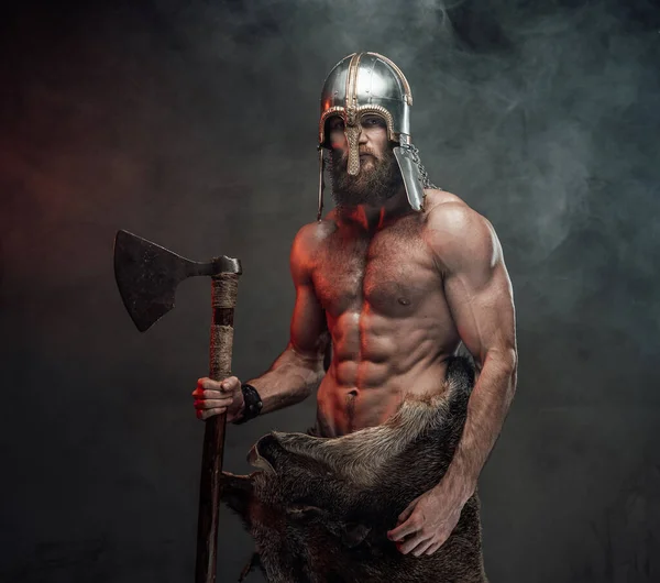 Kriegerische Wikinger posieren mit Axt und Schild vor dunklem Hintergrund — Stockfoto