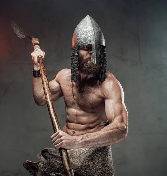 Vikingo muscular posando en fondo oscuro con luces — Foto de Stock