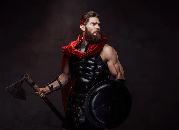 Řím bojovník v černé zbroji stojící v tmavém pozadí — Stock fotografie