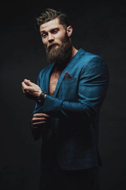 Koyu renk ceketli modern iş adamı.