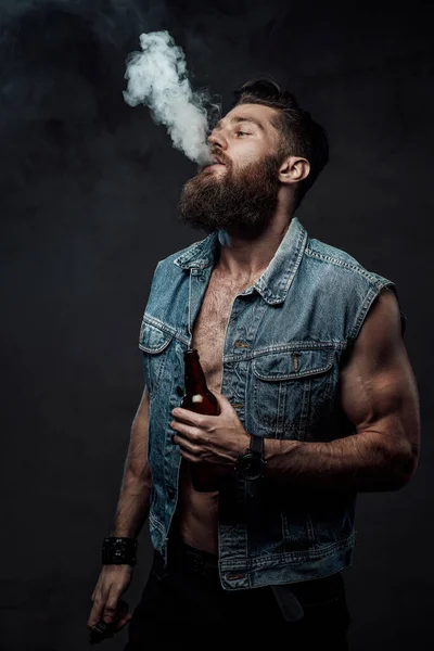 Chic nu guy avec barbe posant fumer vape — Photo