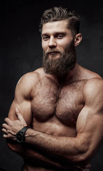 Muscular e nu cara posando com braços cruzados — Fotografia de Stock