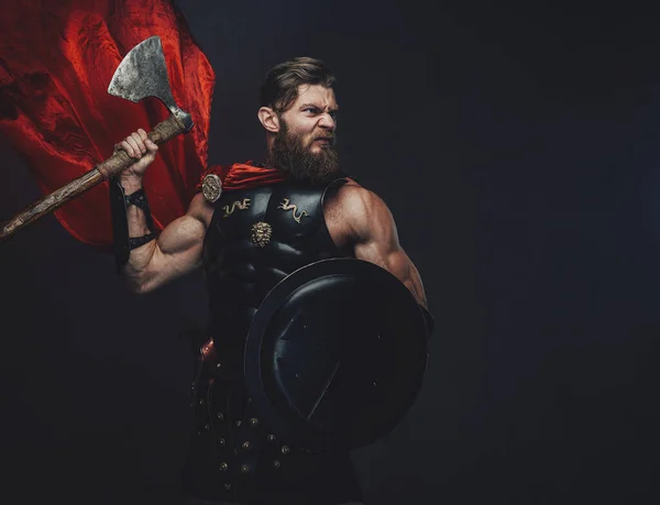 Атакуючий римський воїн з червоною мантією з сокирою кричить — стокове фото