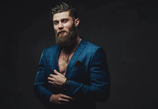 Serieuze en stijlvolle man in blauwe suite donkere achtergrond — Stockfoto