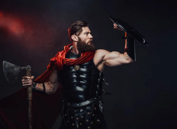 Rome krijger verdedigt met behulp van zijn schild in donkere achtergrond — Stockfoto