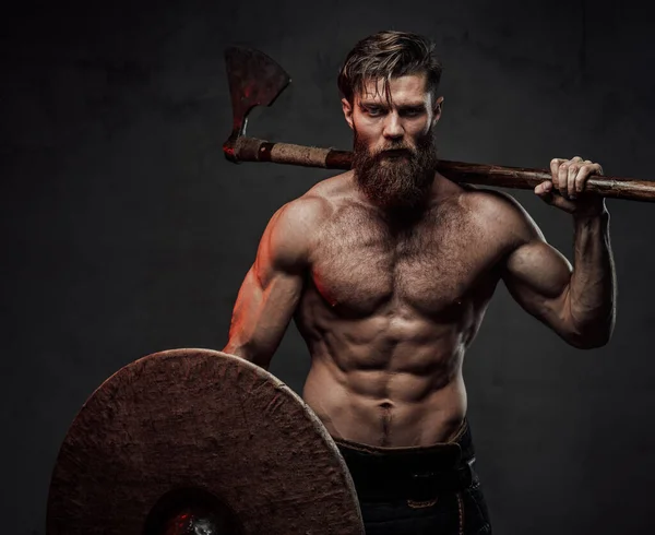 Marauder norte con escudo y hacha posando en fondo oscuro — Foto de Stock