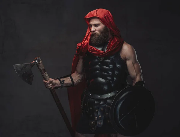 Sala de estudio oscuro y luchador roma con hacha y escudo — Foto de Stock