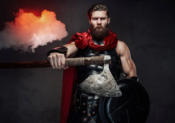 Πολεμική Ρώμη βάζει το χέρι του έξω κρατώντας τσεκούρι σε καπνιστό δωμάτιο — Φωτογραφία Αρχείου