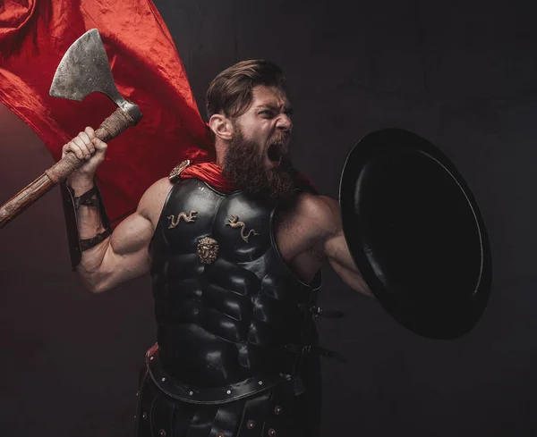 Attacking rome warrior with red mantle with axe screaming — Stock Photo, Image