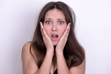 Studio ile gri arka plan siyah iç çamaşırı duygusal güzel kadın. Nesne yok.