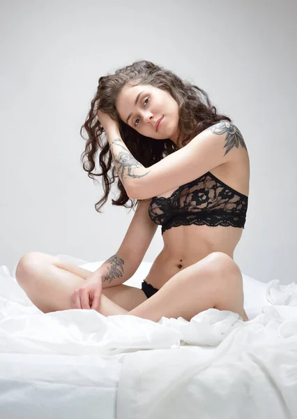 Hermosa Mujer Con Tatuaje Ropa Interior Encaje Negro Sentado Cama —  Fotos de Stock