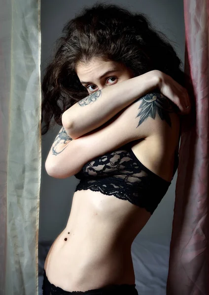 Krásná Žena Tetování Krajkové Černé Prádlo Drží Sama Studio Natáčení — Stock fotografie