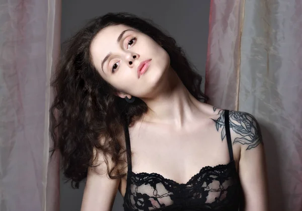 Torzo Portrét Krásné Ženy Křivkou Vlasy Tetování Rameni Krajkové Spodní — Stock fotografie