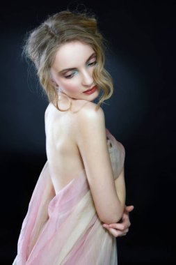 Gövde şeffaf elbise içinde bol dökümlü güzel kadın portresi. Koyu arka plan