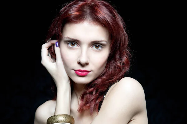 赤い髪と暗い背景とスタジオで赤い唇美人の胴体の肖像画 — ストック写真