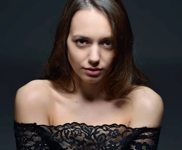 Ritratto Della Bella Donna Svestita Camicia Pizzo Nera Studio Tiro — Foto Stock