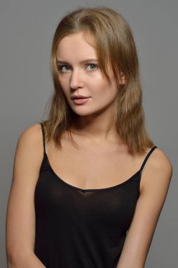 Duygusal gövde siyah top güzel kadın portresi. Koşul doğal makyaj.