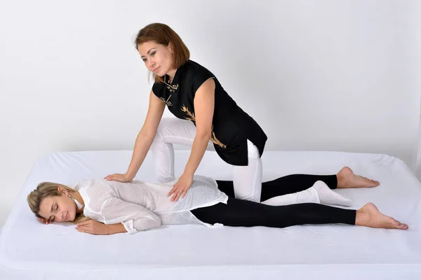Thai Massage Massage Therapist Working Patient Massaging Her Body Bed — Stock Photo, Image