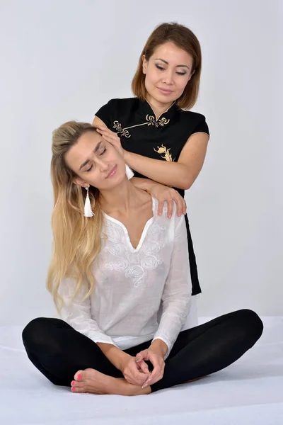 Thai Massage Massage Therapist Working Patient Massaging Her Body Bed — Stock Photo, Image