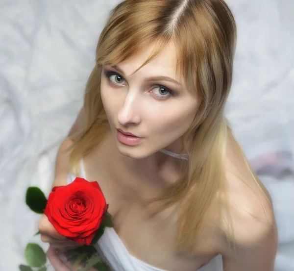 Портрет Красивої Блондинки Голими Плечима Червоною Трояндою Вид Зверху — стокове фото