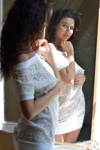 鏡に白いレースのブラウスに長い髪とセクシーな美しい女性の肖像画 自然太陽光ウィンドウで — ストック写真