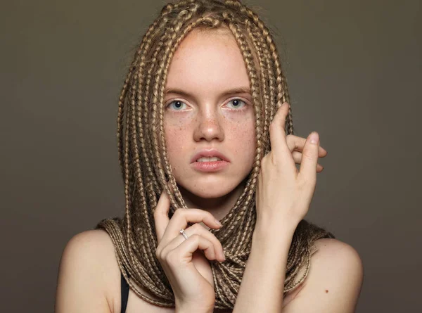 Portrét Krásné Mladá Blondýnka Copánky Přírodní Tvoří Pózuje Rukama — Stock fotografie