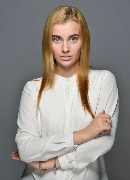 Retrato Hermosa Mujer Rubia Con Pelo Largo Blusa Blanca Estudio —  Fotos de Stock