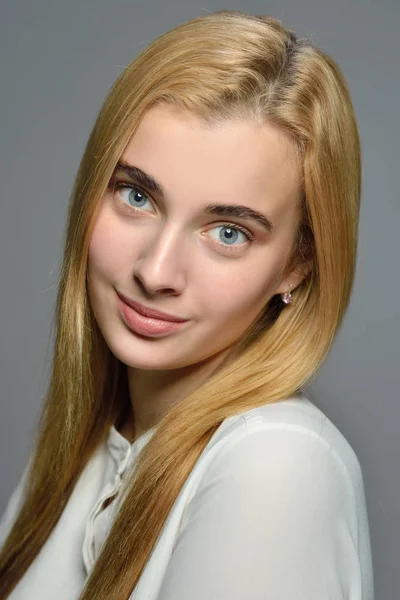 Retrato Hermosa Mujer Rubia Con Pelo Largo Blusa Blanca Estudio — Foto de Stock