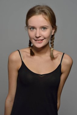 Duygusal gövde siyah top güzel kadın portresi. Mutlu gülümseyerek ve doğal makyaj.