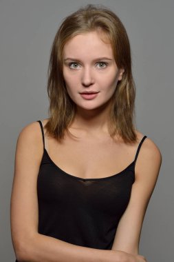 Duygusal gövde siyah top güzel kadın portresi. Koşul doğal makyaj.