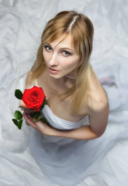 Retrato Hermosa Mujer Rubia Con Hombros Desnudos Con Rosa Roja —  Fotos de Stock