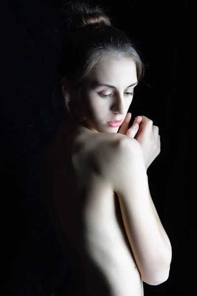 Torso Portret Van Mooie Naakte Vrouw Donkere Studio — Stockfoto