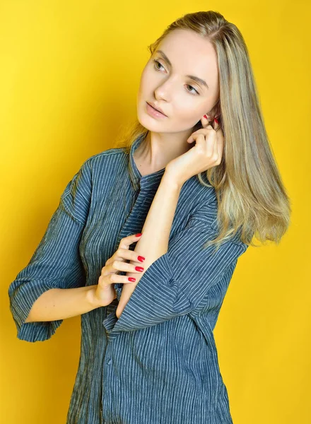 Porträt der schönen Frau mit gelbem Hintergrund. — Stockfoto