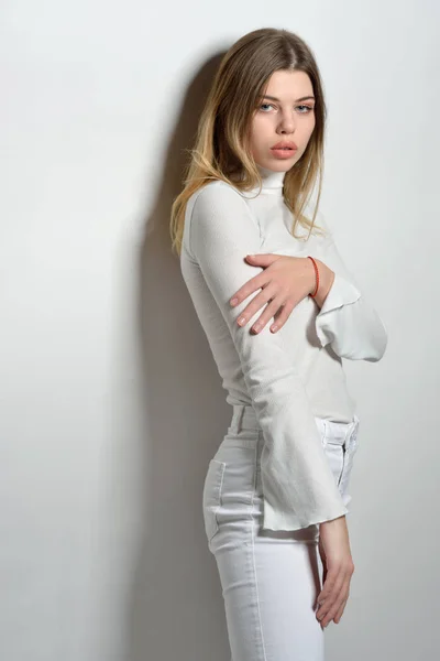 Sexig vacker kvinna i vita kläder poserar i studion med whit — Stockfoto