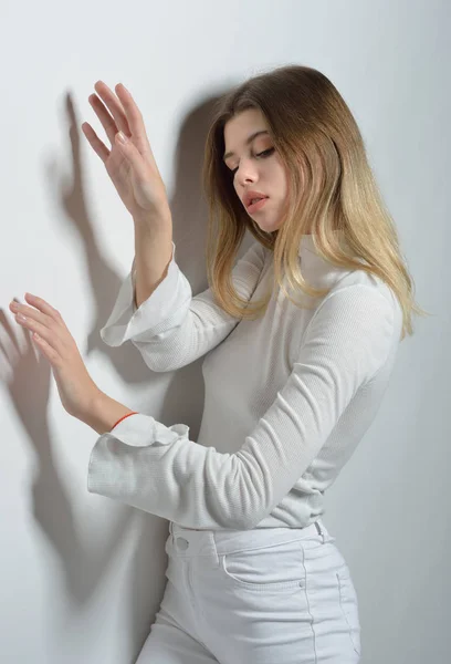 Sexy belle femme en blanc vêtements posant en studio avec whit — Photo
