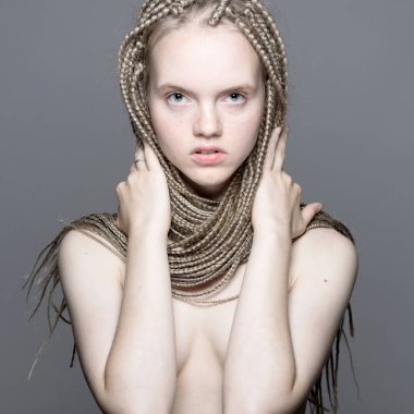 pigtails ve doğal makyaj ile güzel sarışın genç kadın.