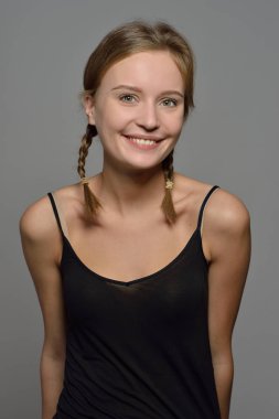 Mutlu Duygusal gülümseyen güzel kadının portresi.