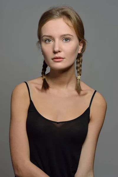 Emoción de la hermosa mujer con maquillaje natural — Foto de Stock