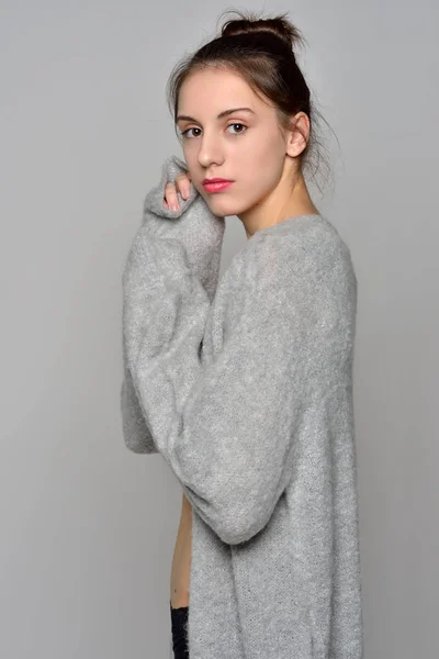 Bella donna scalza in cardigan grigio . — Foto Stock