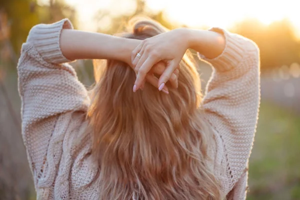 Menina encantadora bonito no verão no campo. Jovem mulher é feliz e se sente livre ao ar livre. Visão traseira — Fotografia de Stock