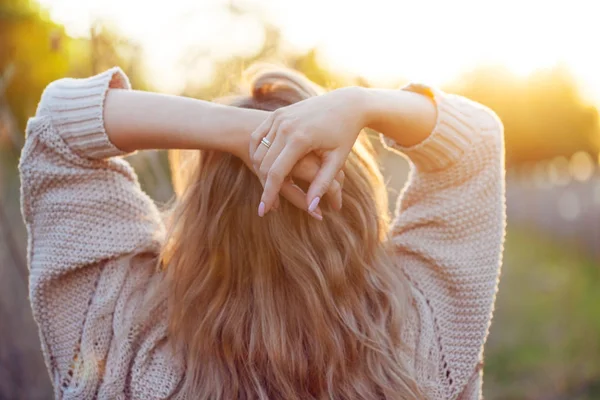 Linda chica encantadora en verano en el campo. Mujer joven es feliz y se siente libre al aire libre. Vista trasera —  Fotos de Stock