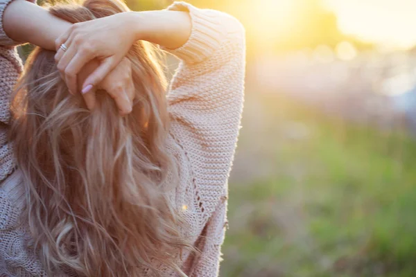 Leuk charmant meisje in de zomer in het veld. Jonge vrouw is blij en voelt gratis buitenshuis. Achteraanzicht — Stockfoto