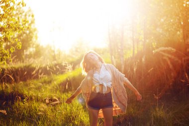 Mutlu genç kadın harika akşam zevk. Sıcak havalarda, yaz, alan