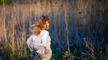 Alanındaki sevimli sevimli kız yaz aylarında. Genç kadın mutlu ve açık havada hissediyorum ücretsiz
