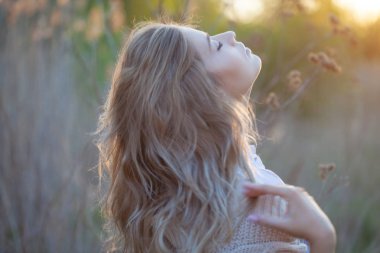 Alanındaki sevimli sevimli kız yaz aylarında. Genç kadın mutlu ve açık havada hissediyorum ücretsiz