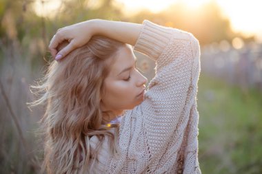 Alanındaki sevimli sevimli kız yaz aylarında. Genç kadın mutlu ve açık havada hissediyorum ücretsiz