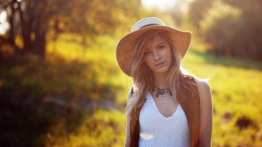 Alanındaki sevimli sevimli kız yaz aylarında. Genç kadın mutlu ve açık havada hissediyorum ücretsiz