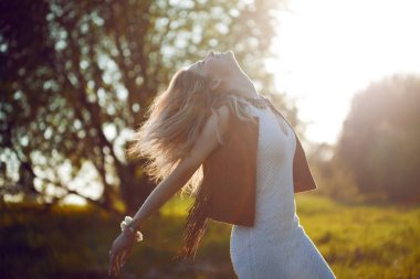 Alanındaki sevimli sevimli kız yaz aylarında. Genç kadın mutlu ve açık havada hissediyorum ücretsiz