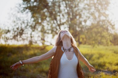 Alanındaki sevimli sevimli kız yaz aylarında. Genç kadın mutlu ve açık havada hissediyorum ücretsiz