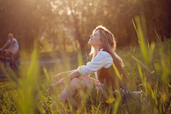 Belle jeune femme profitant d'un pique-nique dans la nature. Fille assise sur l'herbe, repos, détente — Photo